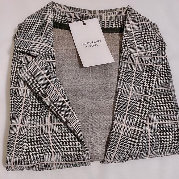 Chic Blazer - Picture 2 of 5